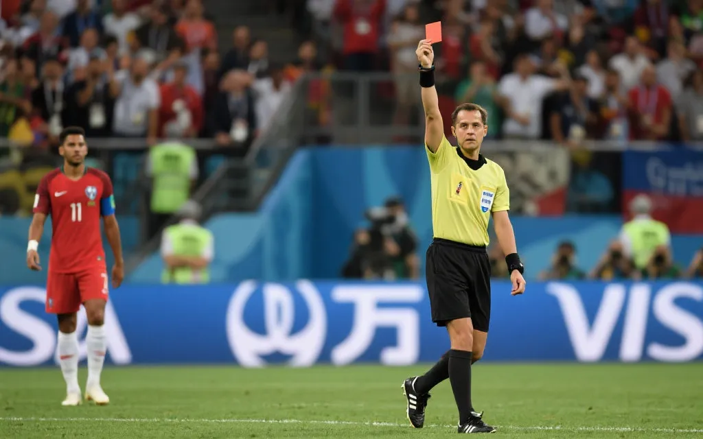 2026世界杯红牌风暴：3个最具话题性的判罚，如何在90分钟内改写命运